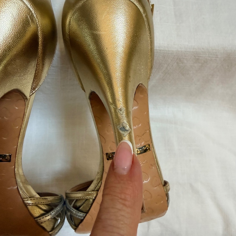 Betsey Johnson Stiletto Sandals 6M Gold Metallic T-Strap wedding formal gala - Picture 7 of 15